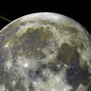 See the moment the blue supermoon ‘gobbled up’ Saturn in epic astrophotography image