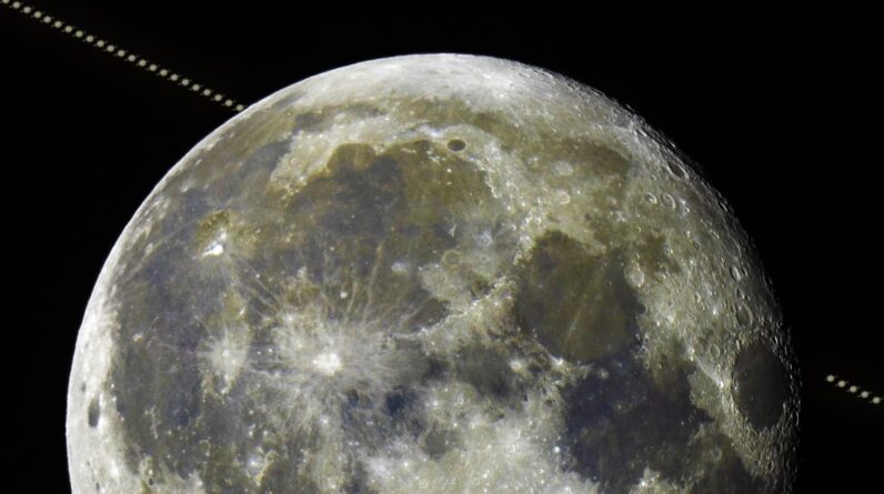 See the moment the blue supermoon ‘gobbled up’ Saturn in epic astrophotography image