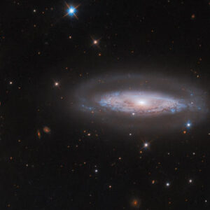 Hubble Spots Active Spiral Galaxy in Telescopium