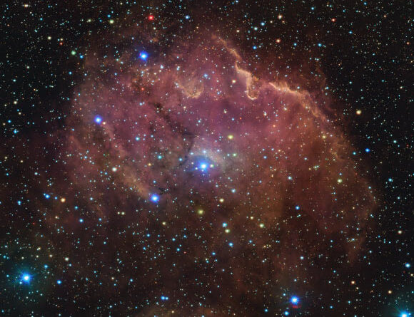 VST Sees Newborn Stars in Gum 39