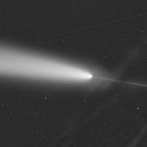 Rare illusion gives ‘once-in-a-lifetime’ comet a seemingly impossible 2nd tail after closest approach to Earth for 80,000 years