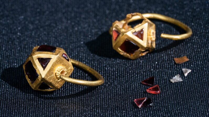 1,600-year-old burials in Crimea hold gold and silver jewelry from ‘rich women’