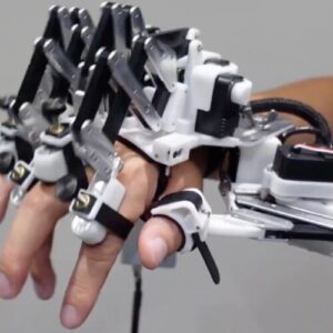 Robotic hand helps pianists overcome “ceiling effect”