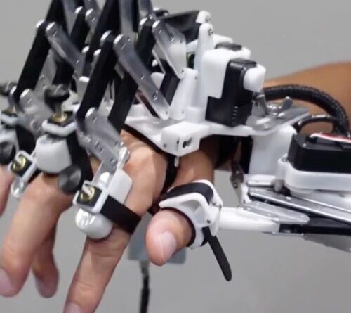 Robotic hand helps pianists overcome “ceiling effect”