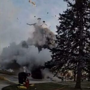 See a garbage truck’s CNG cylinders explode after lithium-ion battery fire