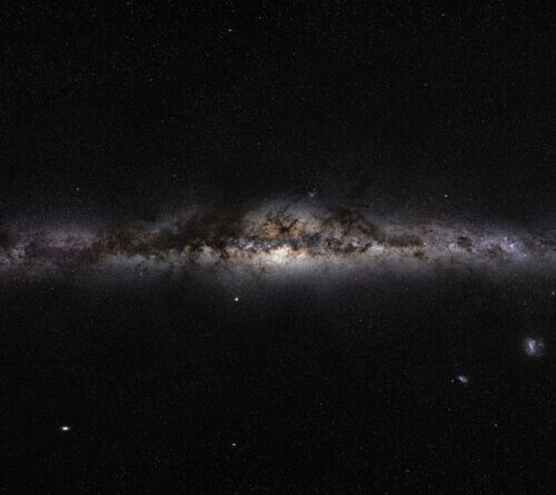 Simulations find ghostly whirls of dark matter trailing galaxy arms