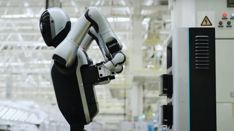 China launches world’s first robot that can run by itself 24/7 — watch it change its own batteries in unsettling new footage