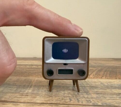 Video player looks like a 1-inch TV from the ’60s and is wondrous, pointless fun
