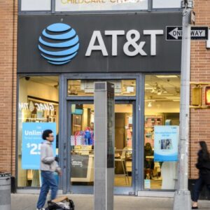 AT&T falsely promised “everyone” a free iPhone, ad-industry board rules