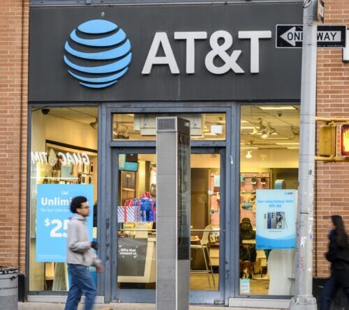 AT&T falsely promised “everyone” a free iPhone, ad-industry board rules