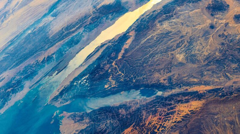 A gulf separating Africa and Asia is still pulling apart โ 5 million years after scientists thought it had stopped