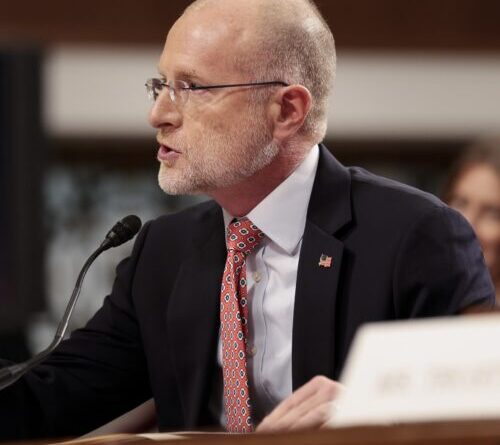 FCC chair scrubs website after learning it called FCC an “independent agency”