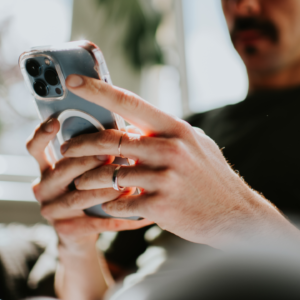 ‘Earthquake on a chip’ uses ‘phonon’ lasers to make mobile devices more efficient