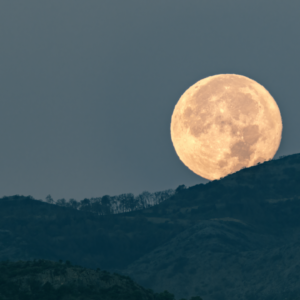 Why does the moon look larger when it’s on the horizon?