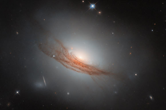 Hubble Space Telescope Spies Beautiful Lenticular Galaxy: NGC 7722