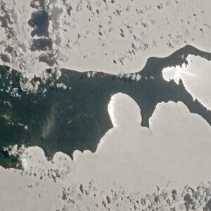 Rare sunlight trick transforms Pacific island into a giant silver ‘magnifying glass’ — Earth from space