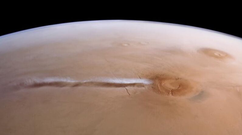 1,000-mile-long cloud that forms and vanishes on Mars every day obeys ‘exotic physics’ never seen on Earth