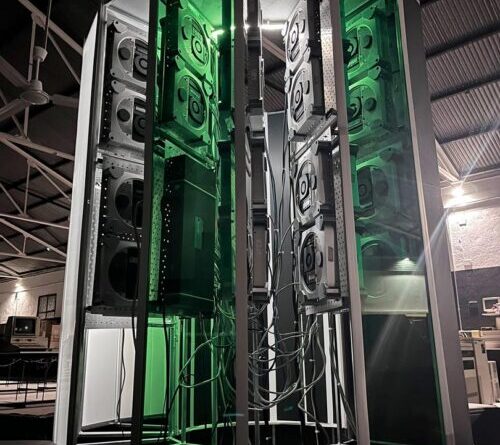 A Cray-1 supercomputer replica from 30 “obsolete” Mac Minis