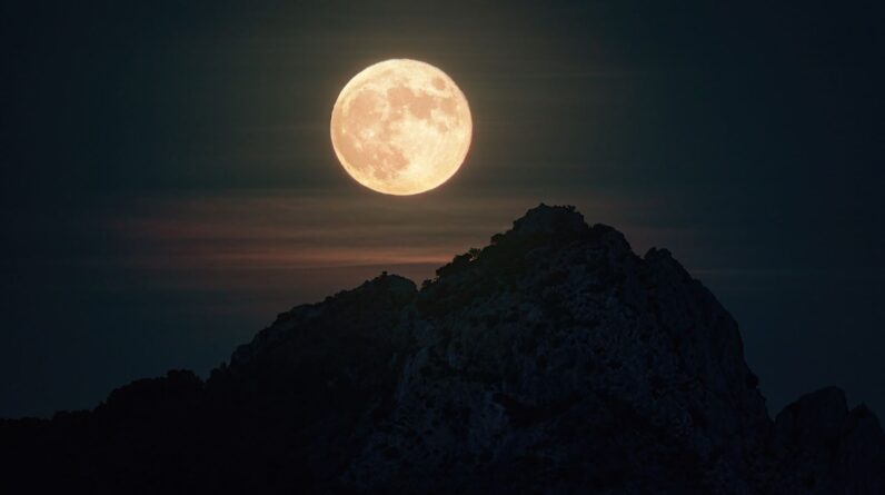 Watch the full ‘Hunter’s Moon’ rise next to Saturn this weekend